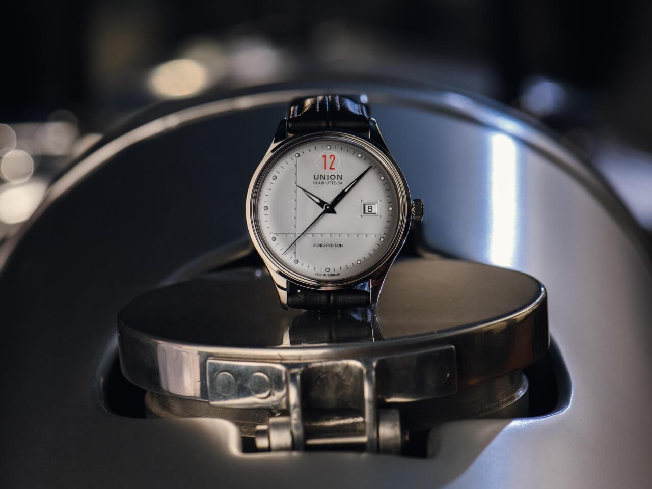 Union Glashütte Noramis Datum Paul Pietsch Sonderedition Automatik Edelstahl 40mm silbernes Zifferblatt schwarzes Lederband – Herrenuhren Uhr mit Datum aus Edelstahl. Das Gehäuse ist rund und silber. Das Lederarmband ist schwarz. Das Zifferblatt ist ein Index in silber. – Ansicht 4