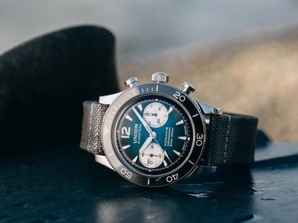 Union Glashütte Noramis Chronograph Sport Automatik Edelstahl 43mm grünes Zifferblatt graues Textilband – Herrenuhren Chronograph aus Edelstahl und Keramik. Das Gehäuse ist rund und silber. Das Textilarmband ist grau. Das Zifferblatt ist arabisch Index und türkis. – Ansicht 4