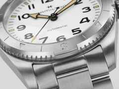 Hamilton Khaki Field Expedition Automatik Edelstahl 41mm weißes Zifferblatt Metallband – Herrenuhren Uhr ohne Datum aus Edelstahl. Das Gehäuse ist rund und silber. Das Edelstahlarmband ist silber. Das Zifferblatt ist ein Index in weiß. – Ansicht 4