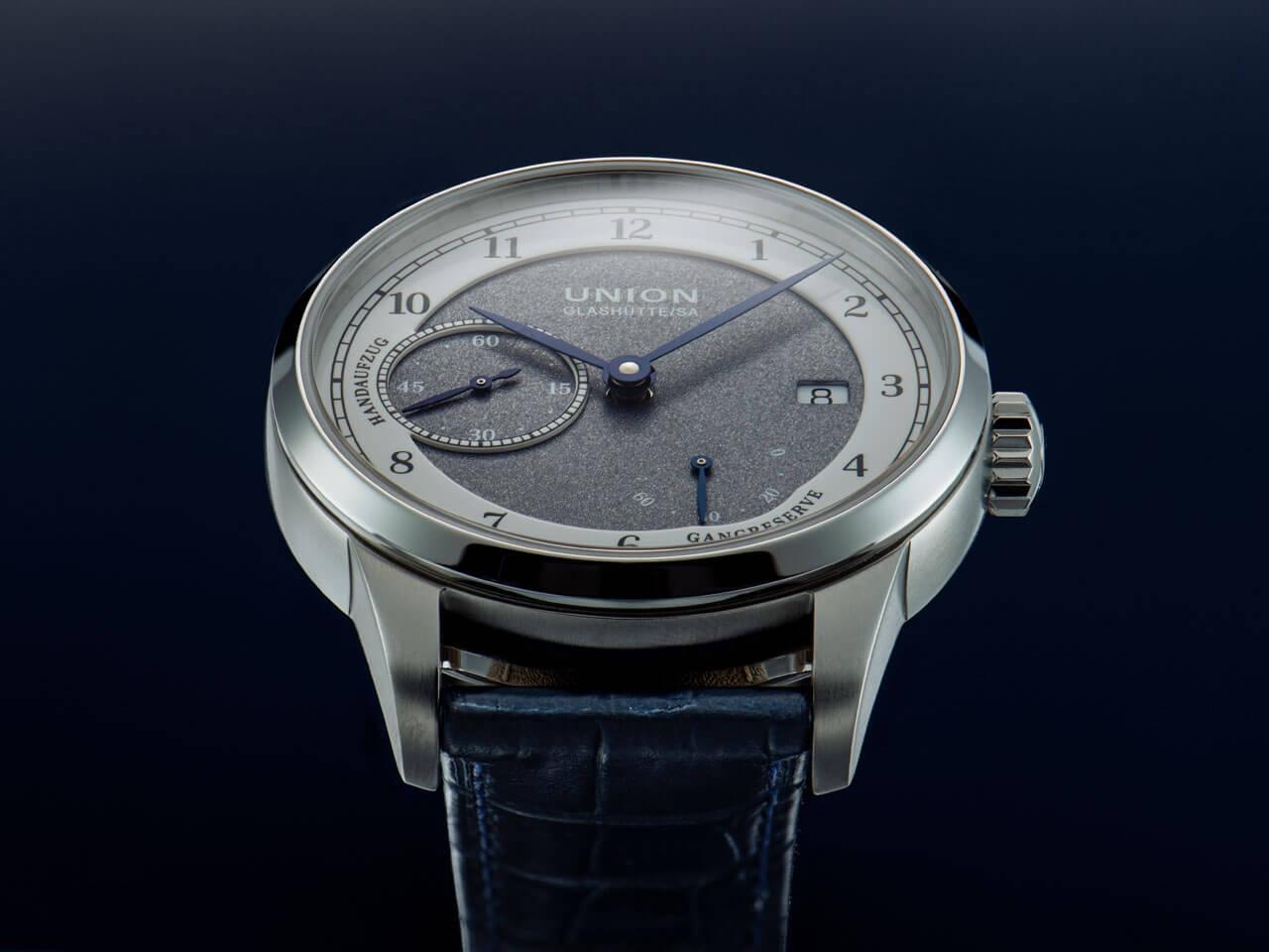 Union Glashütte 1893 Johannes Dürrstein Edition Gangreserve Handaufzug Edelstahl 41mm graues Zifferblatt blaues Lederband – Herrenuhren Uhr mit Datum aus Edelstahl und Leder. Das Gehäuse ist rund und silber. Das Lederarmband ist blau. Das Zifferblatt ist arabisch und grau. – Ansicht 4