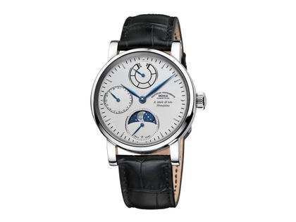 Mühle Glashütte Robert Mühle Mondphase Handaufzug Edelstahl 42mm silbernes Zifferblatt schwarzes Lederband – Herrenuhren Uhr mit Datum aus Edelstahl und Leder. Das Gehäuse ist rund und silber. Das Lederarmband Kroko / Alligator ist schwarz. Das Zifferblatt ist ein Index in weiß.