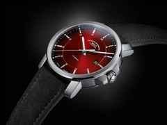 Mühle Glashütte 29er Casual Edition 135 Jahre Juwelier Roller Automatik Edelstahl 42,4mm rotes Zifferblatt graues Lederband – Herrenuhren Uhr mit Datum aus Edelstahl und Leder. Das Gehäuse ist rund und silber. Das Lederarmband ist grau. Das Zifferblatt ist ein Index in rot. – Ansicht 7