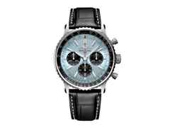 Breitling Navitimer B01 Chronograph 43 Edelstahl eisblaues Zifferblatt schwarzes Lederband – Herrenuhren Chronograph aus Edelstahl. Das Gehäuse ist rund und silber. Das Lederarmband Kroko / Alligator ist schwarz. Das Zifferblatt ist ein Index in blau.