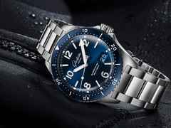 Glashütte Original SeaQ Panoramadatum Automatik Edelstahl 43mm blaues Zifferblatt Metallband – Herrenuhren Uhr mit Datum aus Edelstahl und Keramik. Das Gehäuse ist rund und silber. Das Edelstahlarmband ist silber. Das Zifferblatt ist arabisch Index und blau. – Ansicht 3