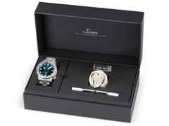 Sinn Spezialuhren U16 Taucheruhr Limited Edition Automatik Edelstahl 44mm blau-grünes Zifferblatt Metallband – Herrenuhren Uhr mit Datum aus Edelstahl. Das Gehäuse ist rund und grau. Das Edelstahlarmband ist grau. Das Zifferblatt ist ein Index in blau. – Ansicht 5