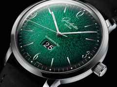 Glashütte Original Sixties Panoramadatum Automatik Edelstahl 42mm grünes Zifferblatt schwarzes Lederband – Herrenuhren Uhr mit Datum aus Edelstahl. Das Gehäuse ist rund und silber. Das Lederarmband ist schwarz. Das Zifferblatt ist arabisch Index und grün. – Ansicht 3