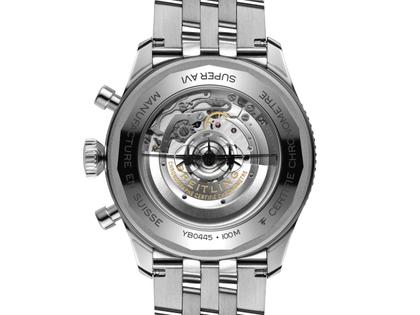 Breitling Super Avi B04 Chronograph GMT 46 Mosquito Automatik Edelstahl schwarzes Zifferblatt Metallband – Herrenuhren Chronograph aus Edelstahl und Keramik. Das Gehäuse ist rund und silber. Das Edelstahlarmband ist silber. Das Zifferblatt ist arabisch und schwarz. – Ansicht 4