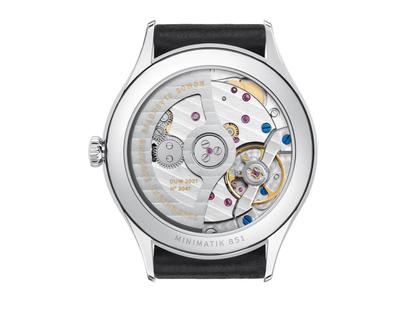 Nomos Glashütte Minimatik neomatik 35 Automatik Edelstahl 35mm weißes Zifferblatt schwarzes Lederband – Damenuhren Uhr ohne Datum aus Edelstahl und Leder. Das Gehäuse ist rund und silber. Das Lederarmband ist schwarz. Das Zifferblatt ist arabisch Index und silber. – Ansicht 3