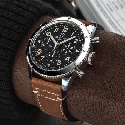 Breitling Super AVI B04 Chronograph GMT 46 P-51 Mustang Automatik Edelstahl schwarzes Zifferblatt braunes Lederband – Herrenuhren Chronograph aus Edelstahl. Das Gehäuse ist rund und silber. Das Lederarmband ist braun. Das Zifferblatt ist arabisch und schwarz. – Ansicht 5