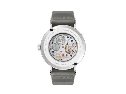 Nomos Glashütte Tangente 38 Datum "175 Years Watchmaking - Mauvegrün" Handaufzug Edelstahl violettes Zifferblatt graues Textilband Glasboden – Herrenuhren Uhr mit Datum aus Edelstahl. Das Gehäuse ist rund und silber. Das Textilarmband ist grau. Das Zifferblatt ist arabisch Index und lila. – Ansicht 2