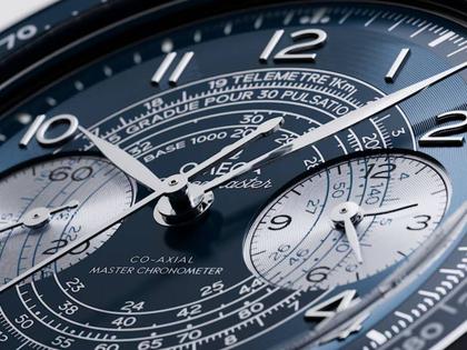 Omega Speedmaster Chronoscope Handaufzug Edelstahl 43mm blaues Zifferblatt Metallband – Herrenuhren Chronograph aus Aluminium und Edelstahl. Das Gehäuse ist rund und silber. Das Edelstahlarmband ist silber. Das Zifferblatt ist arabisch Index und blau. – Ansicht 3