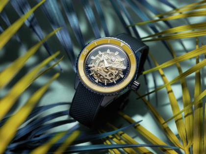 Rado Captain Cook High-Tech Ceramic Skeleton Limited Edition Gelb Automatik Keramik 43mm skelettiertes Zifferblatt blaues Kautschukband – Herrenuhren Uhr ohne Datum aus Edelstahl, Kautschuk, Keramik, PVD beschichtet und Titan. Das Gehäuse ist rund und blau. Das Kautschuk / Kunststoff / Silikon Armband ist blau. Das Zifferblatt ist ein Index in grau. – Ansicht 5