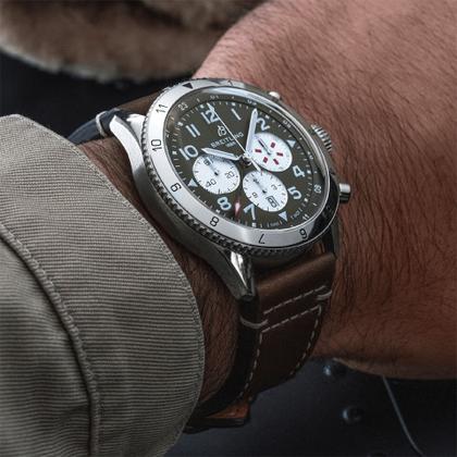 Breitling Super Avi B04 Chronograph GMT 46 Curtiss Warhawk Automatik Edelstahl grünes Zifferblatt braunes Lederband – Herrenuhren Chronograph aus Edelstahl. Das Gehäuse ist rund und silber. Das Lederarmband ist braun. Das Zifferblatt ist arabisch und grün. – Ansicht 5
