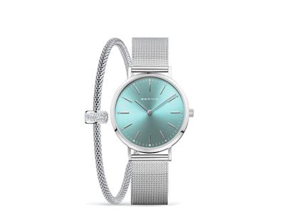 Bering Classic Quarz Edelstahl 34mm blaues Zifferblatt Metallband + Armband – Damenuhren Uhr ohne Datum aus Edelstahl. Das Gehäuse ist rund und silber. Das Edelstahlarmband ist silber. Das Zifferblatt ist ein Index in blau.