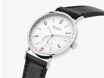 Nomos Glashütte Tangente 2date Handaufzug Edelstahl 38mm weißes Zifferblatt schwarzes Lederband Glasboden – Herrenuhren Uhr mit Datum aus Edelstahl und Leder. Das Gehäuse ist rund und silber. Das Lederarmband ist schwarz. Das Zifferblatt ist arabisch Index und silber. – Ansicht 5