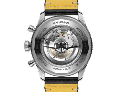 Breitling Super Avi B04 Chronograph GMT 46 Tribute to Vought F4U Corsair Automatik Edelstahl blaues Zifferblatt schwarzes Lederband – Herrenuhren Chronograph aus Edelstahl. Das Gehäuse ist rund und silber. Das Lederarmband ist schwarz. Das Zifferblatt ist arabisch und blau. – Ansicht 4