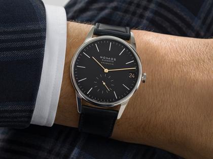 Nomos Glashütte Orion neomatik 41 Datum New Black Automatik Edelstahl schwarzes Zifferblatt schwarzes Lederband Glasboden – Herrenuhren Uhr mit Datum aus Edelstahl, Leder und rhodiniert. Das Gehäuse ist rund und silber. Das Lederarmband ist schwarz. Das Zifferblatt ist ein Index in schwarz. – Ansicht 6