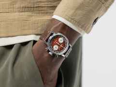 Hamilton American Classic Intra-Matic Chronograph H Handaufzug Edelstahl 40mm braunes Zifferblatt braunes Lederband – Herrenuhren Chronograph aus Edelstahl. Das Gehäuse ist rund und silber. Das Lederarmband ist braun. Das Zifferblatt ist ein Index in braun. – Ansicht 6