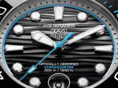 TAG Heuer Aquaracer Professional 500 Date Automatik Titan 42mm schwarzes Zifferblatt Metallband limitiert – Herrenuhren Uhr mit Datum aus Keramik und Titan. Das Gehäuse ist rund und silber. Das Titanarmband ist silber. Das Zifferblatt ist ein Index in schwarz. – Ansicht 2