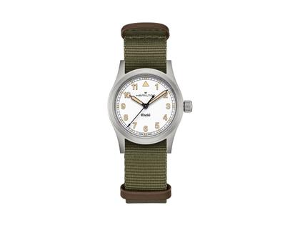 Hamilton Khaki Field Quartz Edelstahl 33mm weißes Zifferblatt grünes NATO-Textilband – Damenuhren Uhr ohne Datum aus Edelstahl. Das Gehäuse ist rund und grau. Das Textilarmband ist grün. Das Zifferblatt ist ein Index in weiß.