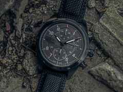 Hamilton Khaki Field Auto Chrono Resident Evil Requiem Limited Edition Automatik Edelstahl PVD-Schwarz 42mm schwarzes Zifferblatt Kautschukband – Herrenuhren Chronograph aus Edelstahl und PVD beschichtet. Das Gehäuse ist rund und schwarz. Das Kautschuk / Kunststoff / Silikon Armband ist schwarz. Das Zifferblatt ist arabisch Index und schwarz. – Ansicht 5