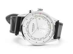 Nomos Glashütte Zürich Weltzeit Automatik Edelstahl 40mm weißes Zifferblatt schwarzes Lederband – Herrenuhren Uhr ohne Datum aus Edelstahl und Leder. Das Gehäuse ist rund und silber. Das Lederarmband ist schwarz. Das Zifferblatt ist ein Index in weiß. – Ansicht 4