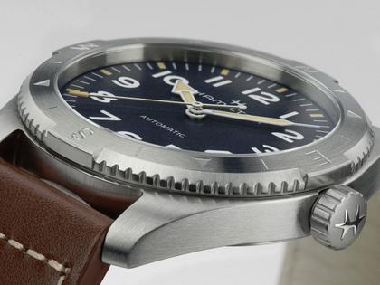 Hamilton Khaki Field Expedition Automatik Edelstahl 41mm dunkelblaues Zifferblatt braunes Lederband – Herrenuhren Uhr ohne Datum aus Edelstahl und Leder. Das Gehäuse ist rund und silber. Das Edelstahlarmband ist braun. Das Zifferblatt ist arabisch und blau. – Ansicht 5