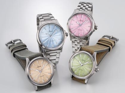 Sinn Spezialuhren 556 Eisblau Automatik Edelstahl 38,5mm blaues Zifferblatt graues Textilband limitiert – Damenuhren Uhr ohne Datum aus Edelstahl. Das Gehäuse ist rund und silber. Das Textilarmband ist grau. Das Zifferblatt ist ein Index in blau. – Ansicht 6