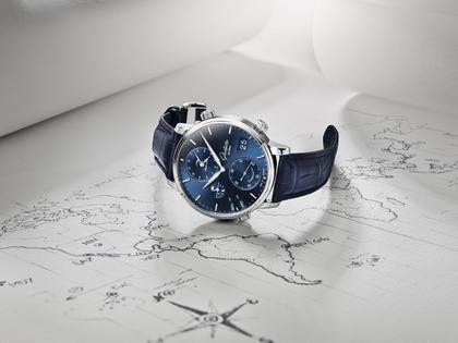 Glashütte Original Senator Cosmopolite Automatik Edelstahl 44mm blaues Zifferblatt blaues Lederband – Herrenuhren Uhr mit Datum aus Edelstahl. Das Gehäuse ist rund und silber. Das Lederarmband Kroko / Alligator ist blau. Das Zifferblatt ist ein Index in blau. – Ansicht 3