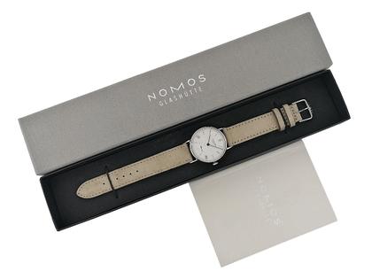 Nomos Glashütte Ludwig 33 Handaufzug Edelstahl 33mm weiß-silbernes Zifferblatt beiges Veloursband 243 Full Set mit Garantie Occasion – Damenuhren Uhr ohne Datum aus Edelstahl. Das Gehäuse ist rund und silber. Das Lederarmband ist beige. Das Zifferblatt ist römisch Index und weiß. – Ansicht 3