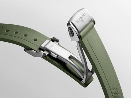 Longines Conquest Automatik Edelstahl 34mm grünes Zifferblatt grünes Kautschukband – Damenuhren Uhr mit Datum aus 750 Rotgold und Edelstahl. Das Gehäuse ist rund und silber. Das Kautschuk / Kunststoff / Silikon Armband ist grün. Das Zifferblatt ist ein Index in grün. – Ansicht 7