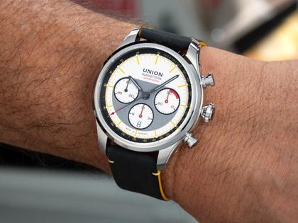 Union Glashütte Belisar Chronograph Silvretta Classic 2026 Limitierte Edition Automatik Edelstahl 44mm beiges Zifferblatt gelbes Textilband schwarzes Lederband und Metallband – Herrenuhren Chronograph aus Edelstahl und Leder. Das Gehäuse ist rund und silber. Das Textilarmband ist gelb. Das Zifferblatt ist ein Index in beige. – Ansicht 7
