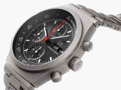 Porsche Design Chronograph 1 - 1975 Limited Edition – Herrenuhren Chronograph aus Titan. Das Gehäuse ist rund und silber. Das Textilarmband ist weiß. Das Zifferblatt ist ein Index in schwarz. – Ansicht 4