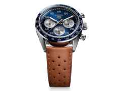 TAG Heuer Carrera Chronograph Sport Automatik Edelstahl 42mm blaues Zifferblatt braunes Lederband – Herrenuhren Chronograph aus Edelstahl und Keramik. Das Gehäuse ist rund und silber. Das Lederarmband ist braun. Das Zifferblatt ist arabisch Index und blau. – Ansicht 2