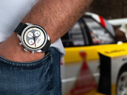 Union Glashütte Belisar Chronograph Silvretta Classic 2026 Limitierte Edition Automatik Edelstahl 44mm beiges Zifferblatt gelbes Textilband schwarzes Lederband und Metallband – Herrenuhren Chronograph aus Edelstahl und Leder. Das Gehäuse ist rund und silber. Das Textilarmband ist gelb. Das Zifferblatt ist ein Index in beige. – Ansicht 8