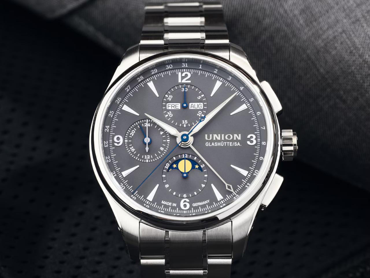 Union Glashütte Belisar Chronograph Mondphase Automatik Edelstahl 42mm graues Zifferblatt Metallband – Herrenuhren Chronograph aus Edelstahl. Das Gehäuse ist rund und silber. Das Edelstahlarmband ist silber. Das Zifferblatt ist arabisch Index und grau. – Ansicht 3