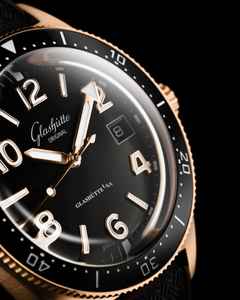 Glashütte Original SeaQ Automatik Rotgold 40mm schwarzes Zifferblatt schwarzes Kautschukband – Herrenuhren Uhr mit Datum aus 750 Rotgold. Das Gehäuse ist rund und roségold. Das Kautschuk / Kunststoff / Silikon Armband ist schwarz. Das Zifferblatt ist arabisch Index und schwarz. – Ansicht 4