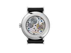 Nomos Glashütte Tangente 35 Handaufzug Edelstahl 35mm weißes Zifferblatt schwarzes Lederband Glasboden – Damenuhren Uhr ohne Datum aus Edelstahl und Leder. Das Gehäuse ist rund und silber. Das Lederarmband ist schwarz. Das Zifferblatt ist arabisch Index und silber. – Ansicht 3
