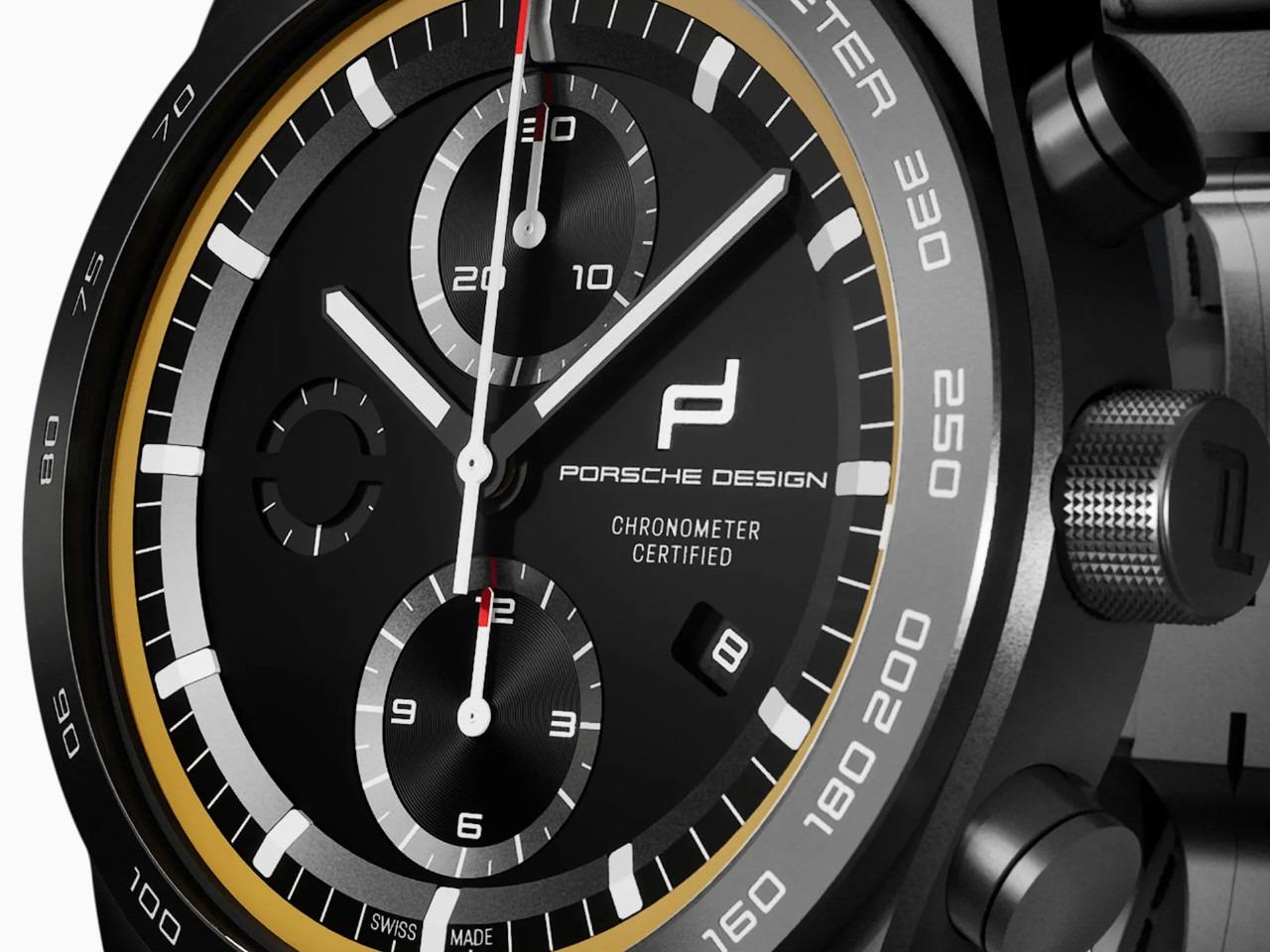 Porsche Design Custom Built Timepieces Watchmakers Choice "SpeedGelb" Chronograph Automatik Titan Schwarz 42mm schwarzes Zifferblatt schwarzes Lederband – Herrenuhren Chronograph aus Edelstahl, Leder, Titan und Titancarbid beschichtet. Das Gehäuse ist rund und schwarz. Das Lederarmband ist schwarz. Das Zifferblatt ist ein Index in schwarz. – Ansicht 3
