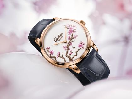 Glashütte Original Senator Meissen Cherry Blossom Automatik Roségold 40mm weißes Porzellan-Zifferblatt blaues Lederband – Herrenuhren Uhr ohne Datum aus 750 Rotgold und Leder. Das Gehäuse ist rund und roségold. Das Lederarmband Kroko / Alligator ist blau. Das Zifferblatt ist ohne Zeichen und weiß. – Ansicht 7