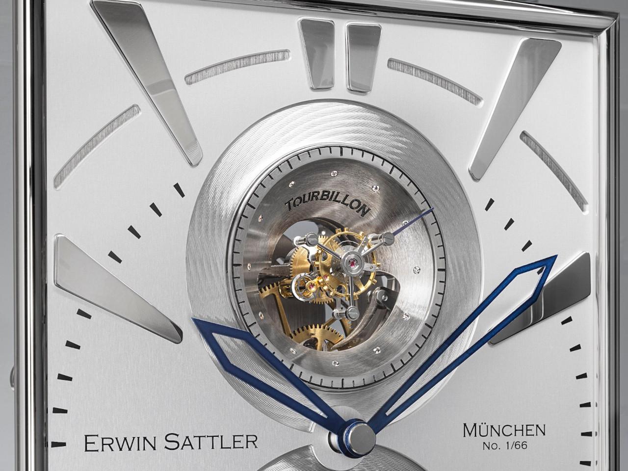 Erwin Sattler Tischuhr Opus Moon Tourbillon – Großuhren Tischuhr aus . Das Gehäuse ist rechteckig und silber. Das Zifferblatt ist arabisch Index und weiß. – Ansicht 3