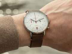 Sternglas Hamburg Chrono Quarz Edelstahl 42mm weißes Zifferblatt braunes Lederband – Herrenuhren Chronograph aus Edelstahl. Das Gehäuse ist rund und silber. Das Lederarmband ist braun. Das Zifferblatt ist arabisch Index und weiß. – Ansicht 8