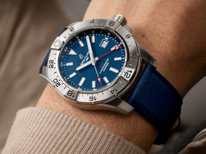 Breitling Avenger GMT 44 Automatik Edelstahl blaues Zifferblatt dunkelblaues Lederband – Herrenuhren Uhr mit Datum aus Edelstahl und Leder. Das Gehäuse ist rund und silber. Das Lederarmband ist blau. Das Zifferblatt ist ein Index in blau. – Ansicht 5