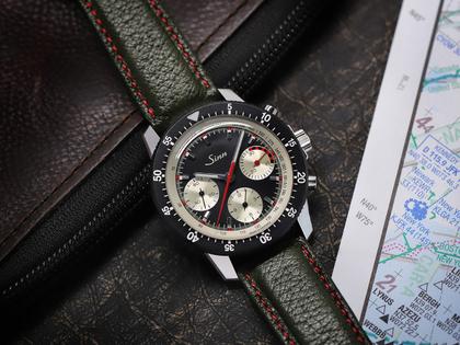 Sinn Spezialuhren 103 St Ty Hd Limited Edition Chronograph Handaufzug Edelstahl 41mm schwarzes Zifferblatt grünes Lederband – Herrenuhren Chronograph aus Edelstahl und Leder. Das Gehäuse ist rund und silber. Das Lederarmband ist grün. Das Zifferblatt ist arabisch Index und schwarz. – Ansicht 7