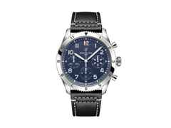 Breitling Classic Avi Chronograph 42 Tribute to Vought F4U Corsair Automatik Edelstahl blaues Zifferblatt schwarzes Lederband – Herrenuhren Chronograph aus Edelstahl und Leder. Das Gehäuse ist rund und silber. Das Lederarmband ist schwarz. Das Zifferblatt ist arabisch Index und blau.