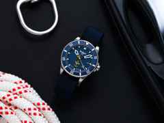 Hanhart Fly Navy Aerosphere MFG3 Automatik Edelstahl 42mm blaues Zifferblatt blaues Textilband limitiert – Herrenuhren Uhr mit Datum aus Edelstahl und Keramik. Das Gehäuse ist rund und silber. Das Textilarmband ist blau. Das Zifferblatt ist arabisch und blau. – Ansicht 8
