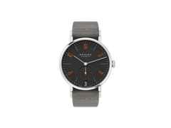 Nomos Glashütte Tangente 38 Datum "175 Years Watchmaking - Dunkelbunt" Handaufzug Edelstahl schwarzes Zifferblatt graues Textilband Glasboden – Herrenuhren Uhr mit Datum aus Edelstahl. Das Gehäuse ist rund und silber. Das Textilarmband ist grau. Das Zifferblatt ist arabisch Index und schwarz.