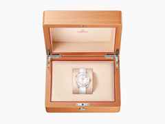 Omega Seamaster Planet Ocean 600M Automatik Rotgold 39,5mm weißes Zifferblatt weißes Leder-/Kautschukband – Herrenuhren Uhr mit Datum aus 750 Rotgold, Edelstahl, Kautschuk, Keramik und Leder. Das Gehäuse ist rund und silber. Das Lederarmband Kroko / Alligator ist weiß. Das Zifferblatt ist arabisch Index und weiß. – Ansicht 3