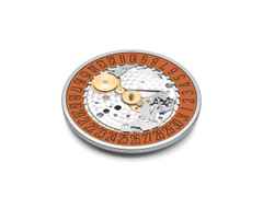 Nomos Glashütte Tangente 38 Datum "175 Years Watchmaking - Poporange" Handaufzug Edelstahl orangenes Zifferblatt graues Textilband Glasboden – Herrenuhren Uhr mit Datum aus Edelstahl. Das Gehäuse ist rund und silber. Das Textilarmband ist grau. Das Zifferblatt ist arabisch Index und orange. – Ansicht 7
