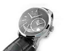 Maurice Lacroix Pontos Decentrique GMT Automatik Edelstahl 43mm schwarzes Zifferblatt schwarzes Lederband PT6118-SS001-330 Full Set Occasion Neu – Herrenuhren Uhr mit Datum aus Edelstahl. Das Gehäuse ist rund und silber. Das Lederarmband Kroko / Alligator ist schwarz. Das Zifferblatt ist römisch Index und schwarz. – Ansicht 4